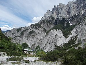 Die Hütte liegt unter den Kletterwänden des Haindlkars in der Hochtorgruppe, von links: Planspitze, Peternschartenköpfe, Rosskuppe und Dachl.