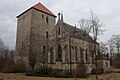 Bergfried und Kapelle