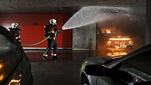 Feuerwehrangehörige üben einen Löschangriff in einer Tiefgarage an der International Fire Academy in Balsthal