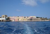 Isola di Ventotene (porto Romano) dal mare.JPG