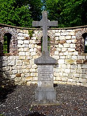 Ersatzkreuz am Platz des Kapellenaltars