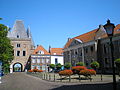 De Koornmarktpoort met rechts de Protestantse Theologische Universiteit gezien vanaf de Koornmarkt.