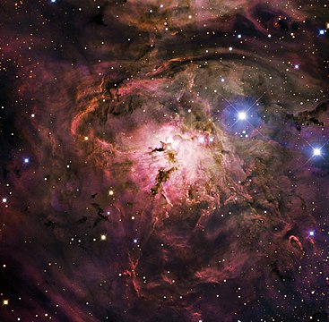 Imagem da Messier 8, também conhecida como a “Nebulosa da Lagoa”. Ela se encontra a uma distância de quatro a seis mil anos-luz da Terra, na constelação de Sagitário. A nebulosa é uma nuvem interestelar gigante com um diâmetro de cem anos-luz. Ela tem muitas estrelas grandes e quentes cuja radiação ultravioleta dá ao gás e à poeira formas incomuns. Duas dessas estrelas gigantes iluminam a parte mais brilhante da nebulosa, conhecida como Ampulheta, perto de seu centro. Messier 8 é uma das poucas nebulosas formadoras de estrelas visíveis a olho nu e descoberta já em 1747, embora o espectro completo de cores não fosse visível até que telescópios mais potentes se tornassem disponíveis. Essa imagem combina observações feitas por meio de três filtros diferentes (B, V, R) com o telescópio dinamarquês de 1,5 metro do OES no Observatório de La Silla, no Chile.
 (definição 1 841 × 1 808)