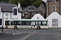 Autobus dopravce John Leask & Son, tenhle dopravce jezdí i mezi Lerwickem a Scalloway a mezi Lerwickem a letištěm Sumburgh[32][33][34]