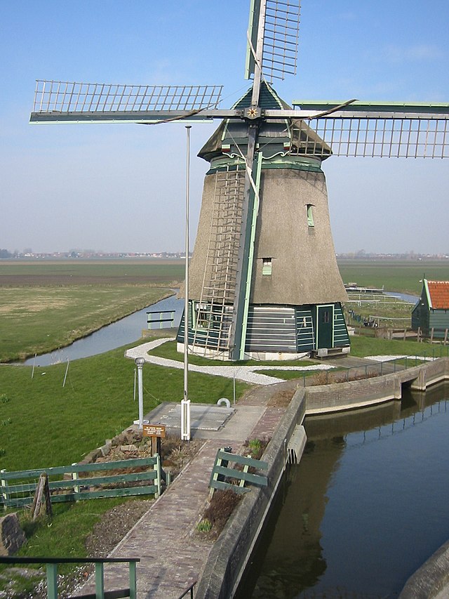 Полдер у Холандији. Исушено земљиште је ниже од нивоа оближњег језера.