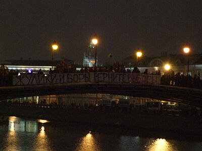 Russian citizens protested on a Moscow bridge yesterday Imagem: Lvova Anastasiya.