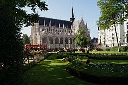 La place du Petit Sablon et l'église Notre-Dame du Sablon.