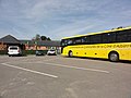 Un car scolaire de la Communauté de communes de la Côte d'Albâtre devant l'école primaire.