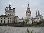 Monastère Saint-Michel-Archange à Iouriev-Polski, datant du XVIIe siècle avec des toits en pente.