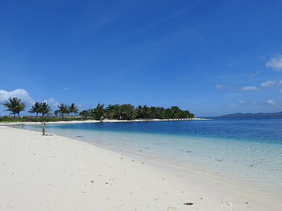 Pulau Koloray di Maluku Utara merupakan pulau yang dihuni oleh kurang lebih 100 kepala keluarga. Pulau ini terkenal dengan pantainya yang indah dengan pasir putih lembut.