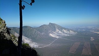 Ladera sur del Pico Zorros vista desde el suroeste, Se observa la actividad de pedreras