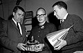Inšpekcia sondy Pioneer 4 významnými osobnosťami: vľavo von Braun, v strede John Casani a vpravo James Van Allen