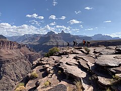 Blick vom Plateau Point am South Rim hinüber zu Zoroaster Temple und Brahma Temple