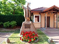Pomnik Jana Pawła II przed kościołem