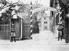 Poste du 2e BMC dans les bâtiments de l'institut technique franco-chinois.