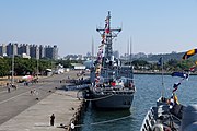 從濟陽級蘭陽軍艦（FFG-935）艦橋左側通路前望左營軍港東二號碼頭巡防艦子儀（PFG2-1107）後部。