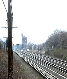 ニューヨーク・レゴパークのロングアイランド鉄道本線で、4本の線路が並んでいる、この線路に沿って2本の線路用地が見える