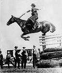 Esther Stace hoppar ett hinder på 6 fot 6 tum (198 cm) i damsadel på Sydney Royal Show 1915.