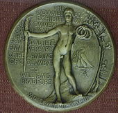Médaille représentant un homme nu, le bras droit tendu avec une torche dans sa main et des couronnes de laurier dans sa main gauche.