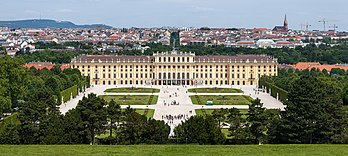 Le château de Schönbrunn, résidence d'été de la famille impériale autrichienne, à Vienne. (définition réelle 8 247 × 3 693)