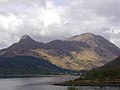 Blick von Loch Leven zum Aonach Eagach, links der Pap of Glencoe