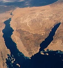 duoninsulo Sinajo kun la Golfo de Suezo maldekstre kaj la Golfo de Akabo dekstre