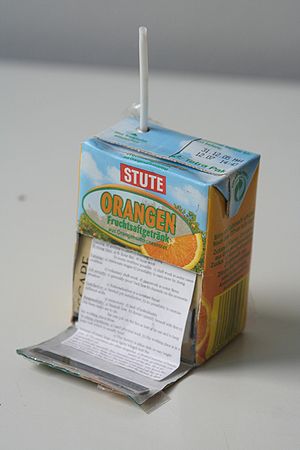Cheat sheet in a juice box. Español: Chuleta o...