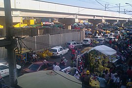 Comercio ambulante en la cuadra dos de la avenida, en el distrito de La Victoria.