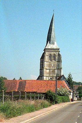 L'église Saint-Omé, aveuc sin clokier tors.