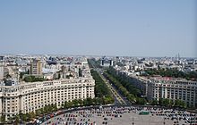 Blick vom Parlamentspalast auf den Bulevardul Unirii („Boulevard der Einheit“) in Bukarest