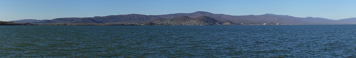 Panorama med Vihorlatbjergene (Vihorlatské vrchy) og den opstemmede sø Zemplínska šírava