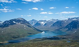 Miellädno börjar vid utloppet av Álggajávrre (till vänster).