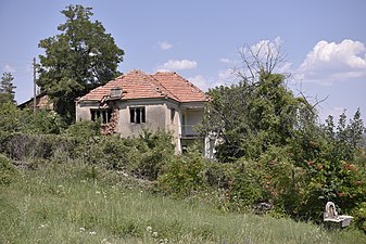 Стара куќа во западниот дел на селото