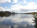 Vue du lac avec au fond l'église du Saint-Sauveur-sur-les-eaux