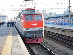 Электровоз ЧС7 с поездом в Новый Уренгой готов к отправлению. Март 2017 года