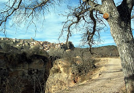 Camino del Hituelo en Castielfabib (Valencia), con detalle de la villa al fondo.