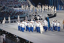 Photographie de l'entrée de la délégation estonienne lors de la cérémonie d'ouverture.