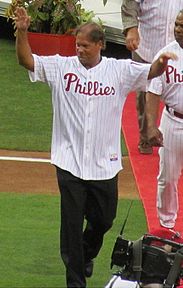 Photograph of Phillies' catch Darren Daulton looking to his left