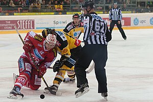 Nordquist (vas.) EBEL-joukkue EC Klagenfurtin paidassa taistelemassa kiekosta Vienna Capitalsin Michael Schiechlin kanssa.
