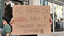 Cartaz de protesto da manifestação de 30 de setembro de 2023 com o texto: as portas que Abril abriu fechadas pelo senhorio