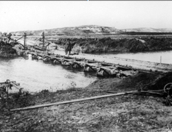 גשר הפונטון למרגלות כיכר היל שמתחו כוחות ההנדסה הבריטיים בין גדות הירקון במהלך 21 בדצמבר 1917