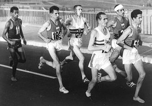 Arthur Keily soutěžící na Letních olympijských hrách 1960, blízko hranice 10 kilometrů