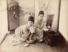 Habillement, vers 1885. Photographie à l'albumine. Deux japonaises se préparant.