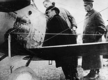 Le 8 avril 1918, le secrétaire à la Guerre des États-Unis Newton D. Baker et le major-général William Murray Black, inspectant un avion Nieuport sur la base américaine d’Issoudun.