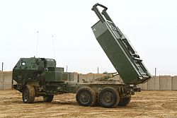 HIMARS Edinburgdagi Marine Forward Operating Base -da oʻt ochishga tayyorlanmoqda. Afgʻoniston, 2012-yil 26-fevral