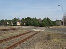 Schrankenposten und Verladerampe sowie Gleisanlage südwestlich der Verladerampe bis Bahnhof Sachsenhausen