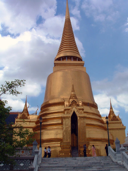 Berkas:Bangkok Wat Phra Kaew Phra Sri Rattana Chedi.jpg