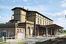 Bahnhof Zehdenick, bestehend aus Empfangsgebäude, Stellwerkhäuschen, Toilettengebäude, zwei Wohnhäusern und Wirtschaftsgebäude