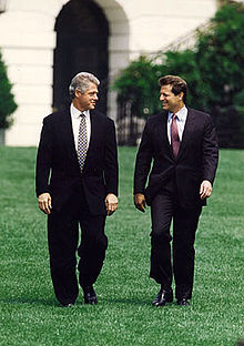 Gore and President Bill Clinton on the South Lawn, August 10, 1993 Bill Clinton mit Al Gore2.jpg