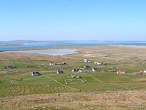 Loch Borve jenseits der Siedlung Borve vom Borve Hill aus gesehen